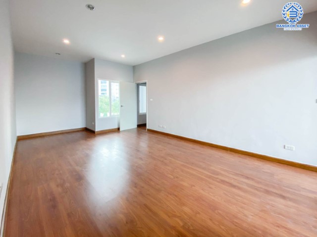 *****ทาวน์เฮ้าส์มือสองย่านนนทบุรี ม. ดิเอ็กคลูซีฟ รัชดา-วงส์สว่าง บ้านสวยพร้อมเข้าอยู่ บนเนื้อที่กว่า 24.40 ตร.ว.  พื้นที่ใช้สอยกว้างถึง 200 ตร.ม. 3 ห้องนอน 2 ห้องน้ำ 2 ที่จอดรถ บนทำเลโซนเมือง เดินทางสะดวกใกล้ร้านอาหาร เชื่อมต่อถนน วงศ์สว่าง, ติวานนท์, รัตนาธิเบศร์ ใกล้รถไฟฟ้าสายสีม่วงสถานี "แยกติวานนท์"